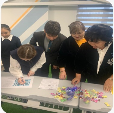 Филология кафедрасының он күндігі: қызықты үзілістер  Филология кафедрасының он күндігі аясында оқушыларды  қызықты әрі танымдық үзілістер күтіп тұр. Әр күннің ерекше тақырыбы бар, бұл шаралар қатысушылардың рухани дамуына, шығармашылық ойлауына және