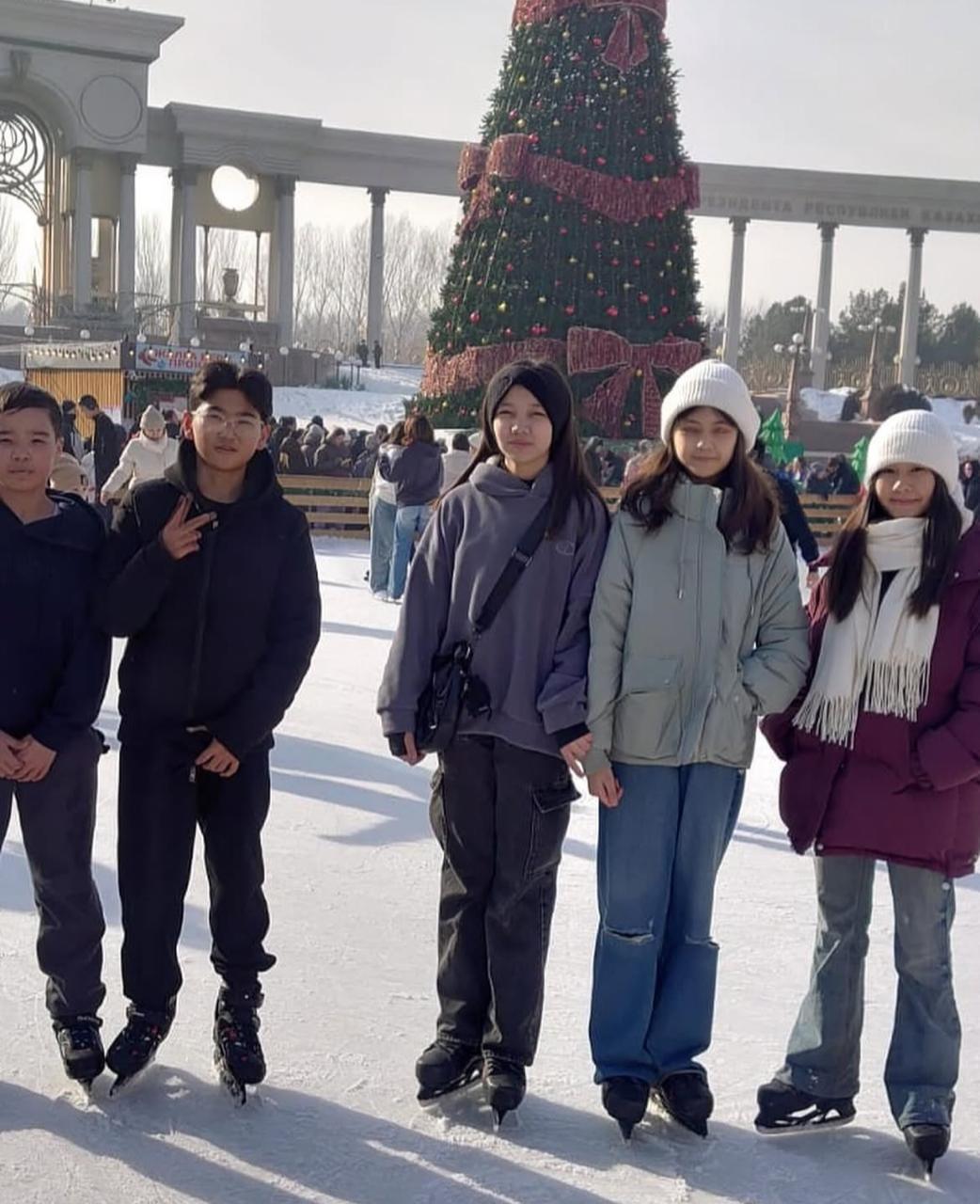 Қысқы демалыс кезінде 7 А сынып оқушылары демалыс күндерін сынып жетекшісі Атымтаева Жұлдыз Зейнуллаевна және ата-ана Мусабекова Айгул Серикболқызымен бірге “Қазақстан Республикасының  Тұңғыш Президенті” саябағында қызықты, тиімді өткізу сәті