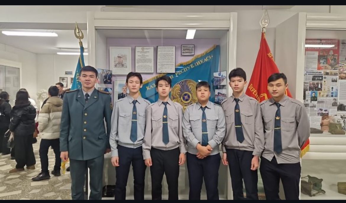 Ерлер есімі мәңгі өшпейді!  Бүгін 28 гвардияшылар саябағында Мәңгі алауға гүл қою рәсіміне гимназиямыздың үздік оқушылары қатысты. Ұлы Отан соғысының 80 жылдығы қарсаңында өткен бұл маңызды шараны Бостандық ауданы білім бөлімі ұйымдастырды.  Оқушылар